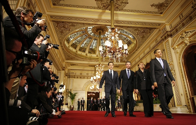Nicolas Sarkozy, Anders Fogh Rasmussen, Angela Merkel et Barack Obama, le 3 avril 2009 lors du dîner du Sommet de l'OTAN à Baden-Baden Nicolas Sarkozy, Anders Fogh Rasmussen, Angela Merkel et Barack Obama, le 3 avril 2009 lors du dîner du Sommet de l'OTAN à Baden-Baden