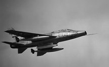 Les F-86 de trois escadres américaines furent remplacés par le nouveau F-100 « Super Sabre », premier chasseur-bombardier de série à atteindre une vitesse supersonique en palier © DND PL-152005 Les F-86 de trois escadres américaines furent remplacés par le nouveau F-100 « Super Sabre », premier chasseur-bombardier de série à atteindre une vitesse supersonique en palier © DND PL-152005