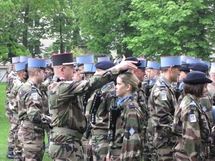 Remise des Képis à une jeune recrue du 1er RMAT Remise des Képis à une jeune recrue du 1er RMAT