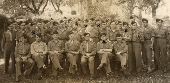 L'Aspirant Francis Masset (droite) à l'Offizierkasino de Rottweil. Les soldats marqués d'une croix sont ceux qui ont été tués par la suite en Indochine. L'Aspirant Francis Masset (droite) à l'Offizierkasino de Rottweil. Les soldats marqués d'une croix sont ceux qui ont été tués par la suite en Indochine.
