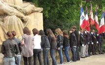 Lycéens de Metz déposant un gerbe lors de la commémoration du 8 mai 1945 Lycéens de Metz déposant un gerbe lors de la commémoration du 8 mai 1945
