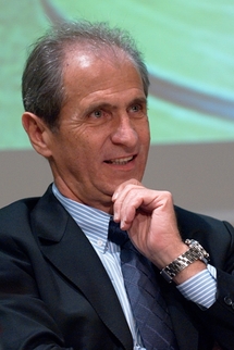Hubert Falco, nouveau secrétaire d’état à la Défense et aux Anciens Combattants Hubert Falco, nouveau secrétaire d’état à la Défense et aux Anciens Combattants