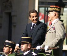 Le Président de la République aux côtés du Général Jean-Louis Georgelin, Chef d'Etat-Major des Armées Le Président de la République aux côtés du Général Jean-Louis Georgelin, Chef d'Etat-Major des Armées