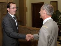 Gregory Dufour, Président du Cercle Esprits de Défense et le Général Jean-Loup Chinouilh, Commandant de la RTNE et Gouverneur militaire de Metz Gregory Dufour, Président du Cercle Esprits de Défense et le Général Jean-Loup Chinouilh, Commandant de la RTNE et Gouverneur militaire de Metz