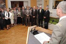 Le Général Chinouilh devant ses invités Le Général Chinouilh devant ses invités