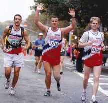 Franck Festor (milieu) terminant le marathon de New-York en 2003 Franck Festor (milieu) terminant le marathon de New-York en 2003