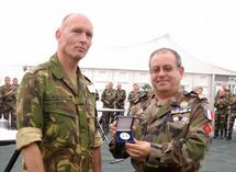 Remise de la Médaille du détachement au Commandant de la Zone de Défense Nord des Pays-Bas Remise de la Médaille du détachement au Commandant de la Zone de Défense Nord des Pays-Bas