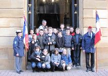 les écoliers de l’Ecole de La Salle devant l'Hôtel de Ville de Metz aux côtés des Porte-drapeaux du Souvenir français les écoliers de l’Ecole de La Salle devant l'Hôtel de Ville de Metz aux côtés des Porte-drapeaux du Souvenir français