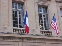 Les drapeaux français et américains sur le fronton de l'Hôtel de Ville de Metz Les drapeaux français et américains sur le fronton de l'Hôtel de Ville de Metz
