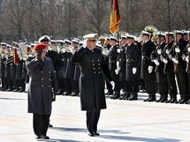 Le Général Wieker et l'Amiral Guillaud passant à Berlin les troupes en revue Le Général Wieker et l'Amiral Guillaud passant à Berlin les troupes en revue
