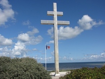 La Croix de Lorraine sur la plage de Gray-sur-mer La Croix de Lorraine sur la plage de Gray-sur-mer