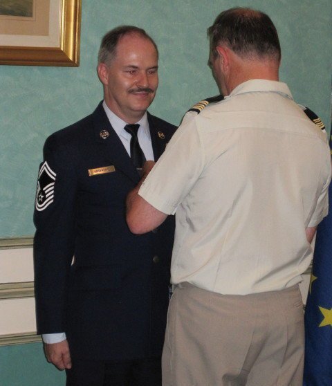 Gilles Roserens recevant la médaille de la Défense nationale des mains du Colonel Minjoulat-Rey Gilles Roserens recevant la médaille de la Défense nationale des mains du Colonel Minjoulat-Rey