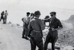Le Colonel Francis Masset (alors Lieutenant) donne ses conseils avant le choc du 17 juillet 1954 dans le Son-Tay Le Colonel Francis Masset (alors Lieutenant) donne ses conseils avant le choc du 17 juillet 1954 dans le Son-Tay