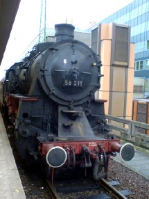 La locomotive à vapeur tractant l'exposition La locomotive à vapeur tractant l'exposition