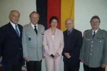 De gauche à droite: Michael Sauer (Vice-Président de l’Amicale des réservistes de Selztal, Colonel de réserve), Eberhard Erler, Ute Granold (Députée-Maire, Alexandre Wattin (Cercle Esprits de Défense), Peter Ociepka (Vice-Président de l’Amica De gauche à droite: Michael Sauer (Vice-Président de l’Amicale des réservistes de Selztal, Colonel de réserve), Eberhard Erler, Ute Granold (Députée-Maire, Alexandre Wattin (Cercle Esprits de Défense), Peter Ociepka (Vice-Président de l’Amica