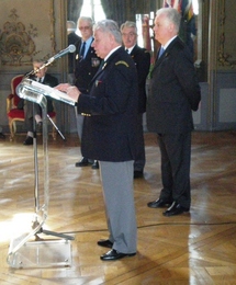 Le Président de l'Amicale des Anciens de la Légion étrangère de Nancy, Maurice Cesar, Claude Grandemange, adjoint au Maire de Nancy, Correspondant "Défense" de Nancy et Heinrich Back, Président de l'Amicale des Anciens de la Légion étrangère de Le Président de l'Amicale des Anciens de la Légion étrangère de Nancy, Maurice Cesar, Claude Grandemange, adjoint au Maire de Nancy, Correspondant "Défense" de Nancy et Heinrich Back, Président de l'Amicale des Anciens de la Légion étrangère de