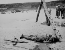Croix de fortune réalisée avec deux fusils par les camarades du soldat américain tué lors du débarquement Croix de fortune réalisée avec deux fusils par les camarades du soldat américain tué lors du débarquement