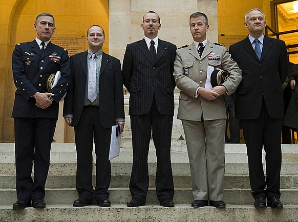 de gauche à droite : Le Général de Corps d’Armée Laurent LABAYE, Directeur de l’IHEDN, Stéphane DOUILLOT, co-lauréat, Gregory DUFOUR, fondateur du Prix Valmy, Colonel Jean-Luc COTARD et Hervé COSNARD co-lauréats de gauche à droite : Le Général de Corps d’Armée Laurent LABAYE, Directeur de l’IHEDN, Stéphane DOUILLOT, co-lauréat, Gregory DUFOUR, fondateur du Prix Valmy, Colonel Jean-Luc COTARD et Hervé COSNARD co-lauréats