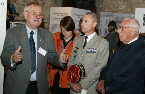 Wolfgang Balzer aux côtés du Général de Corps d'Armée, Jean-Loup Chinouilh, Commandant de la RTNE et de Jacques Morizet, Ambassadeur de France et Président d'honneur du Haut Conseil culturel franco-allemand lors de l'inauguration du Musée Wolfgang Balzer aux côtés du Général de Corps d'Armée, Jean-Loup Chinouilh, Commandant de la RTNE et de Jacques Morizet, Ambassadeur de France et Président d'honneur du Haut Conseil culturel franco-allemand lors de l'inauguration du Musée